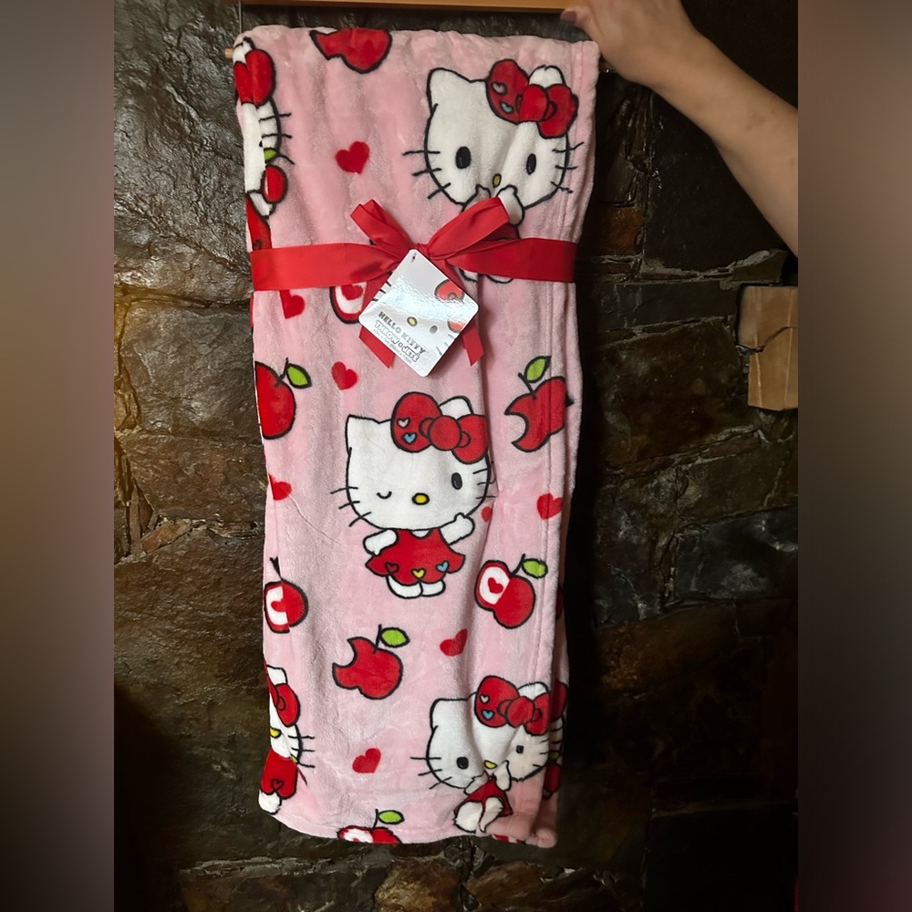 Hello Kitty APPLE 🍎 ❤️ throw - Picture 2 of 4